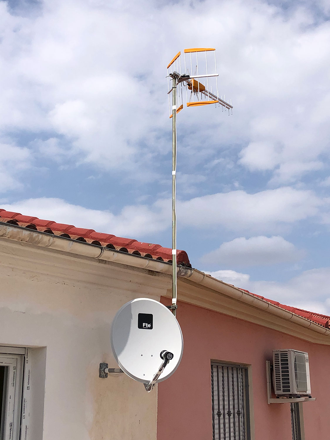 Instalación De Antenas Parabólicas A Escribano Telecomunicaciones 7573